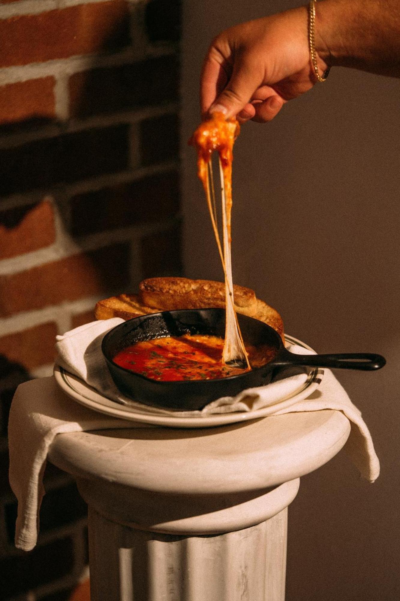 Montauk Manor Hotel Ngoại thất bức ảnh A cast iron skillet with a handle