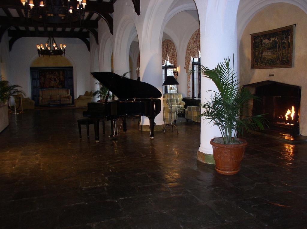 Montauk Manor Hotel Ngoại thất bức ảnh The lobby of the Hotel del Monte