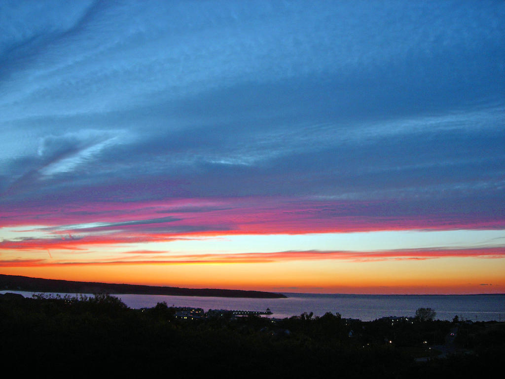 Montauk Manor Hotel Ngoại thất bức ảnh Sunset over the Gulf of Riga