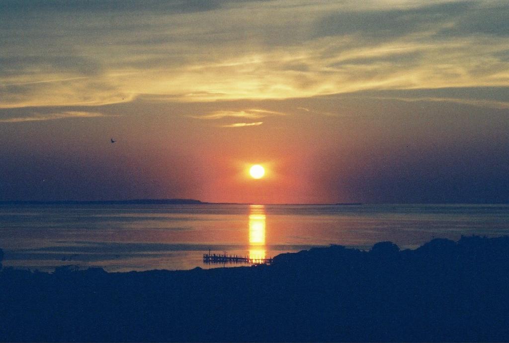 Montauk Manor Hotel Ngoại thất bức ảnh Sunset over the Gulf of Riga