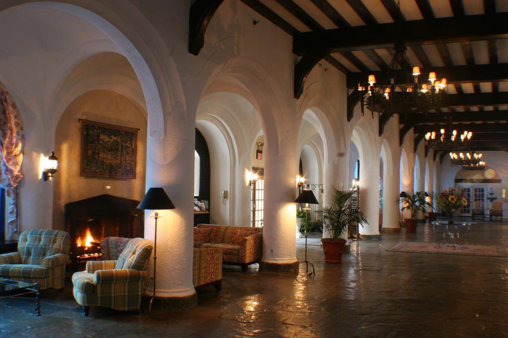Montauk Manor Hotel Ngoại thất bức ảnh The lobby of the hotel